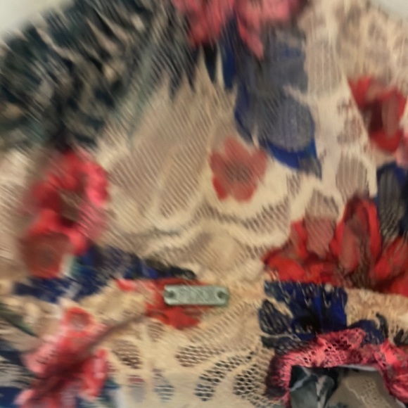 Beautiful flower design lace bralette from Victoria’s Secret pink - Picture 7 of 9